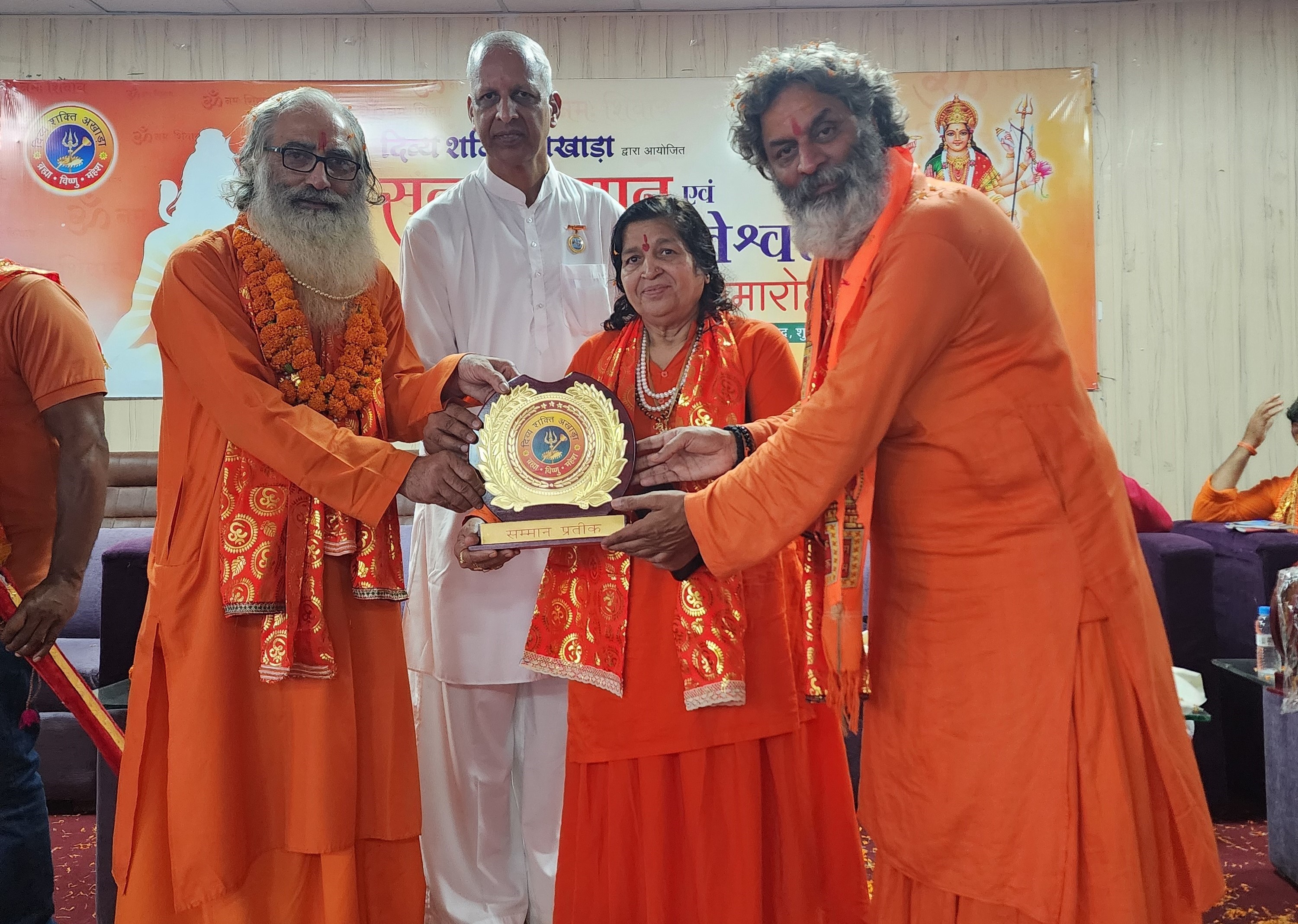 Honouring Mahamandleshvar Nirmala Soni Ji Maharaj