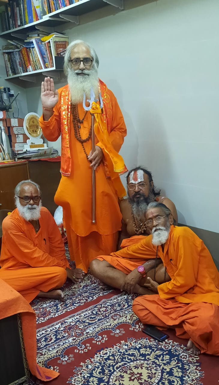 Sant Kamal Kishore ji showering Blessings on shishyas